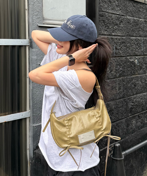 MUSINSA公式 | MATIN KIM HALF SHIRRING RIBBON ROUND BAG IN BLACK