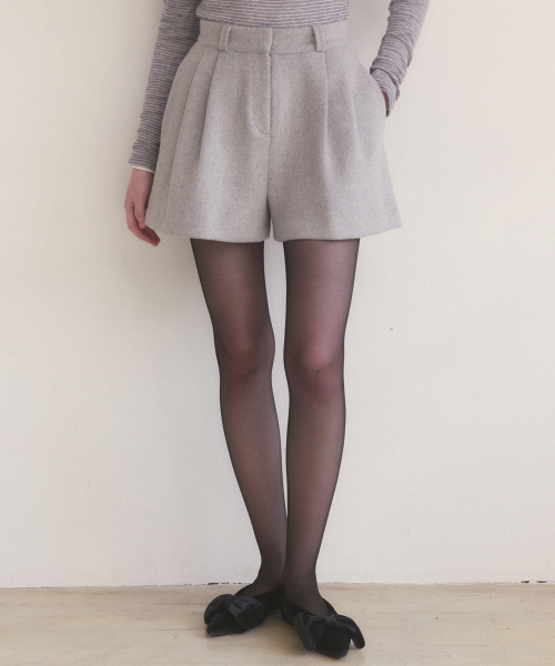 Woolen pintuck short pants - light grey
