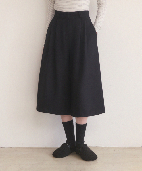 Woolen pintuck long burmuda pants - black