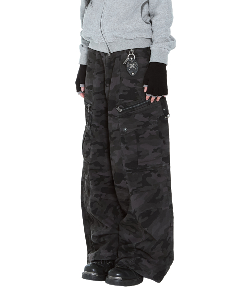 Knee Pin-Tuck Camo Zippered Cargo Pants (Black)