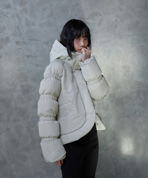 BANDED SLEEVE CURVE PUFFER