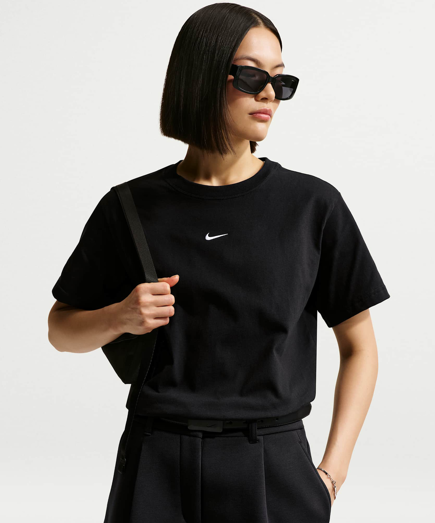 W NSW CLASSIC SS TEE - BLACK/(WHITE)
