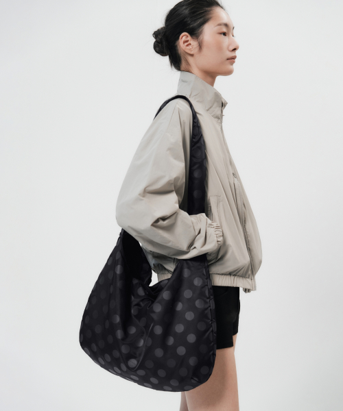 무신사 스탠다드 우먼() 우먼즈 폴카 도트 호보 크로스백 [블랙] 상품 이미지