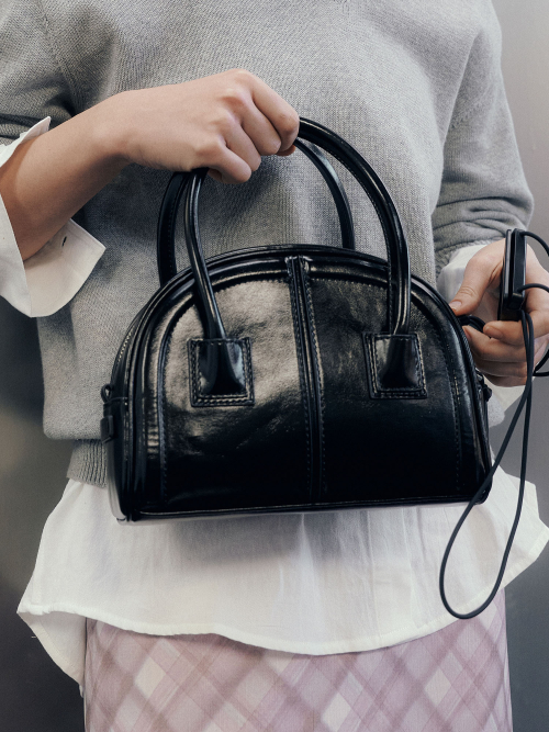 woman round mini tote bag [2col]