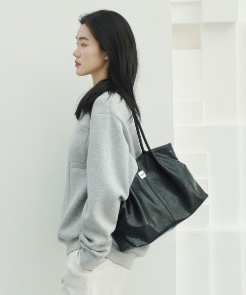 Crack Shirring Shoulder Bag - Black