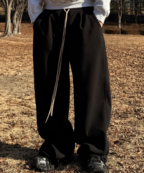 Edition9. Straight Curved Pintuck Wide Training pants (Black)