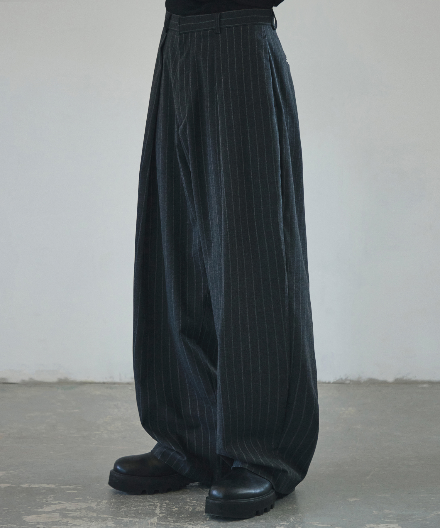 Брюки со складками [Charcoal Stripe]