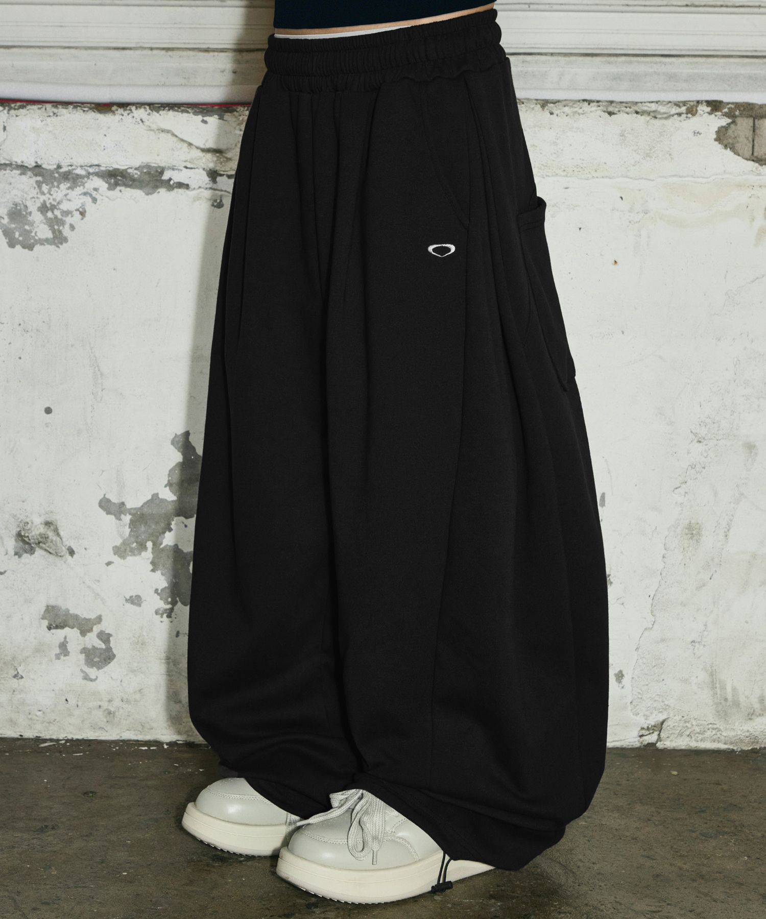 Свободные спортивные брюки с защипами и мелким лого (Black)