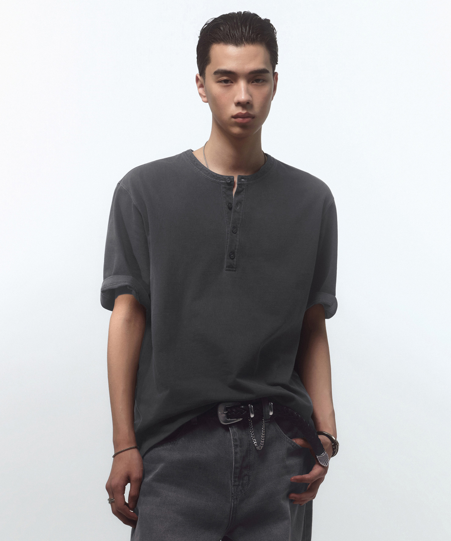 PIGMENT HENLEY NECK T-SHIRT [CHARCOAL GREY]