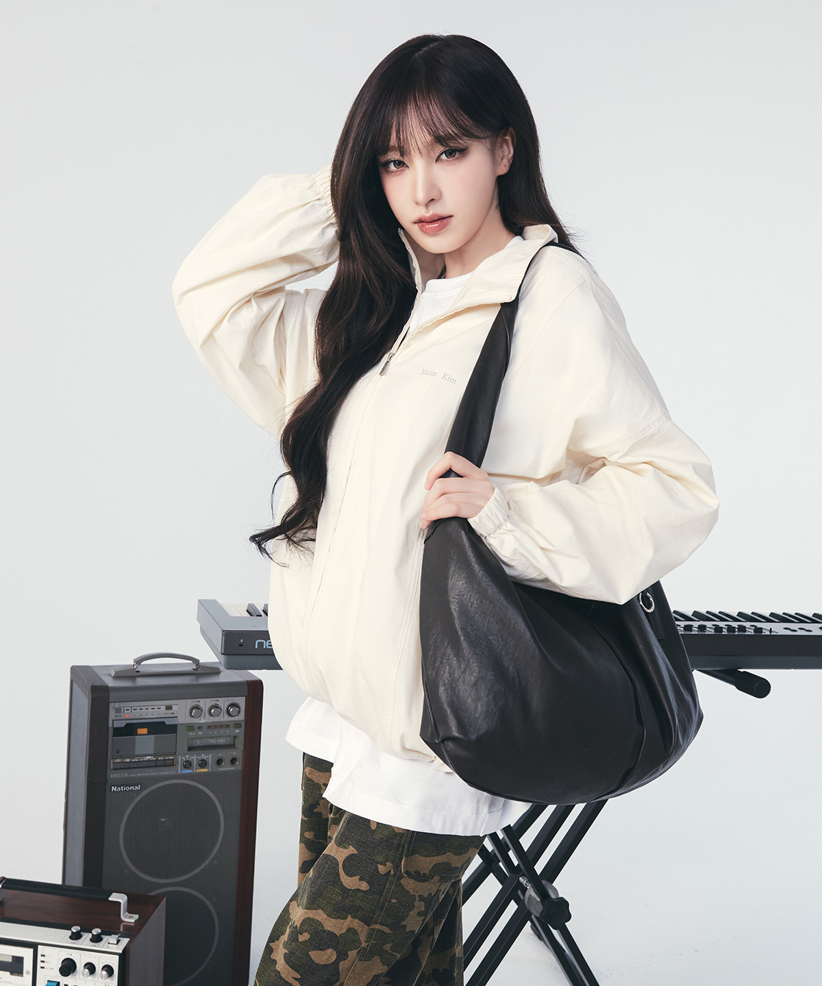 TWIST HANDLE LARGE HOBO BAG IN DARK коричневый