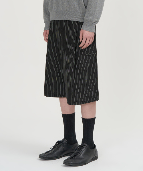 Бермуды с одной складкой в полоску (BLACK)