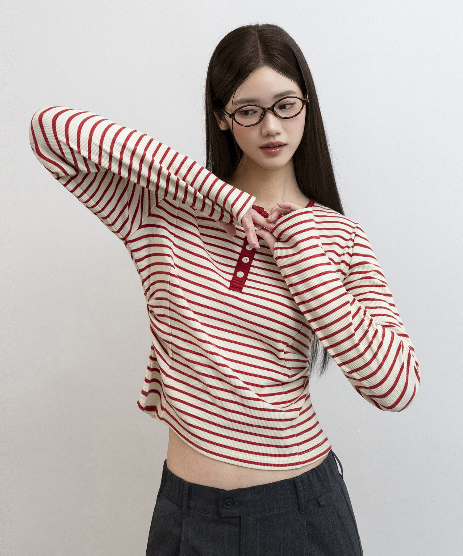HENLEY NECK SHIRRING LONG SLEEVE T-SHIRT_STRIPE CREAM&RED