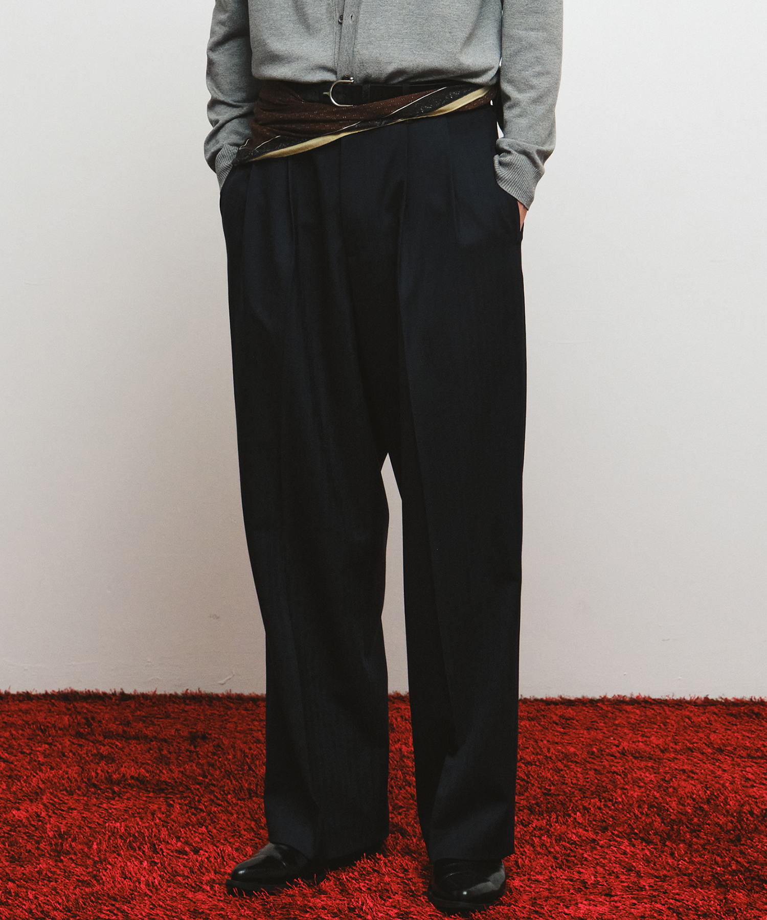 TWO-TUCK BUTTON WIDE SLACKS (NAVY)