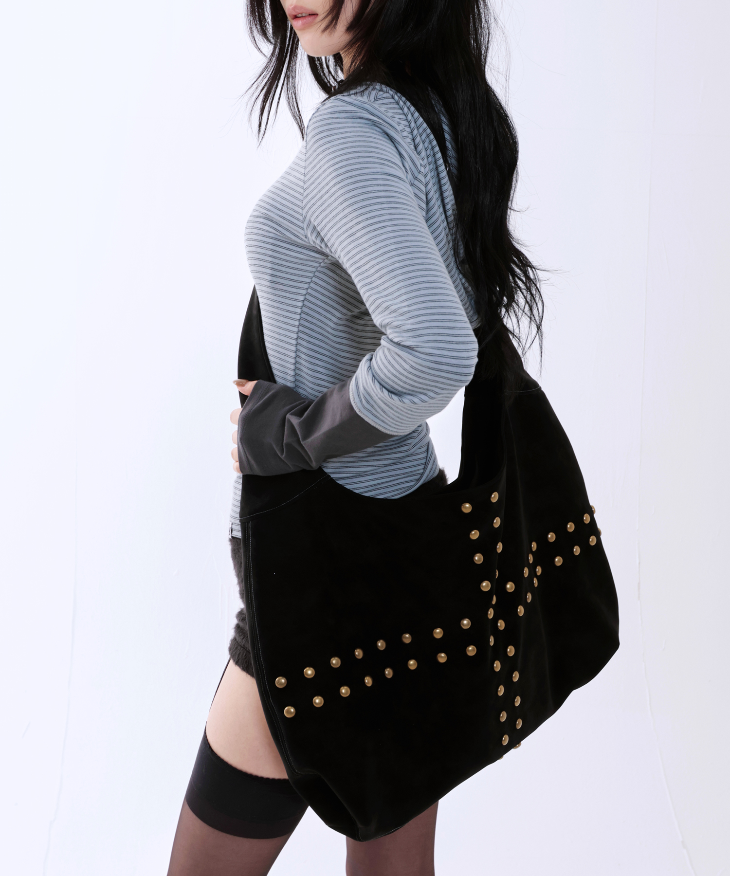 STUDDED NUBUCK MESSENGER BAG [BLACK]