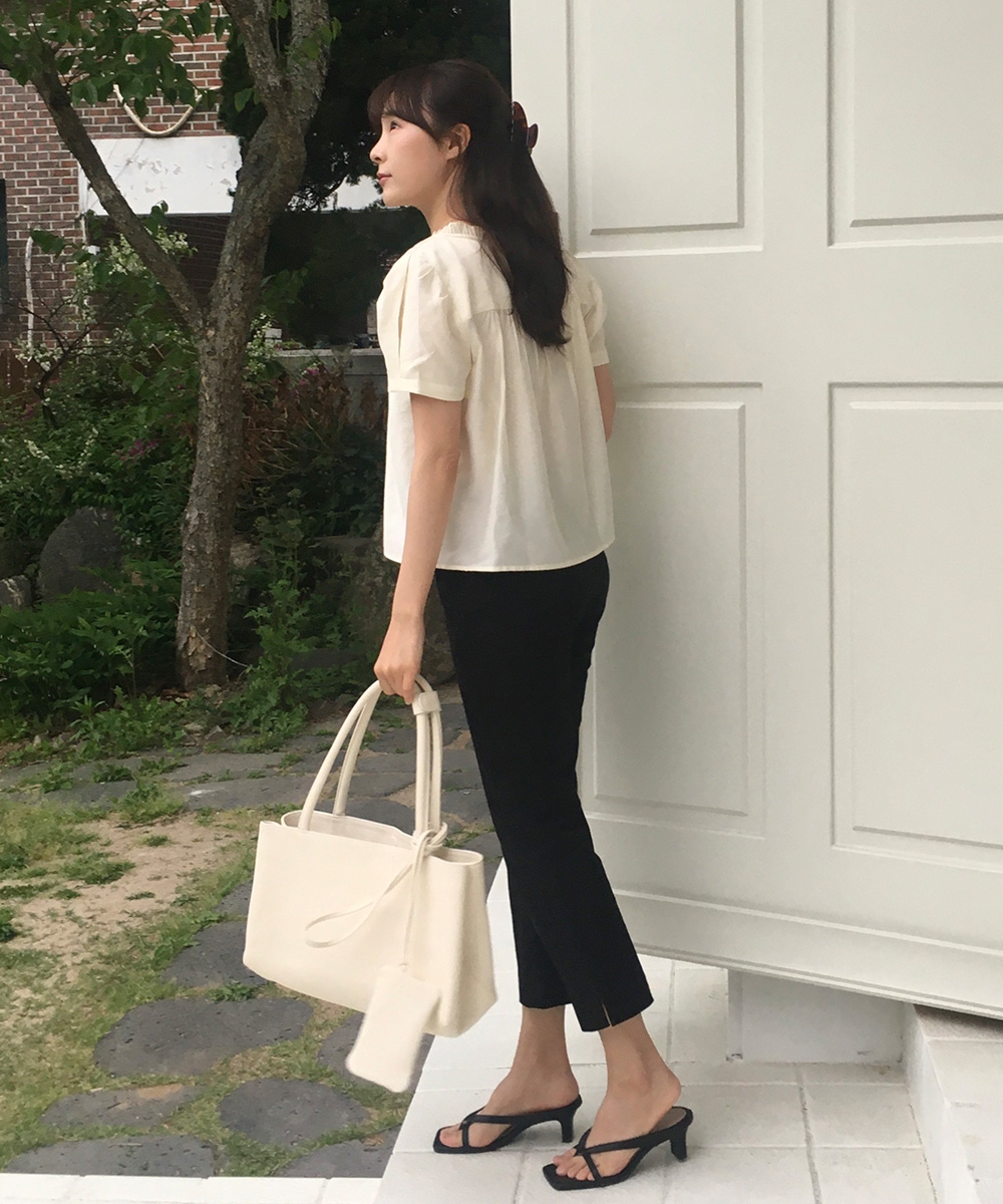cow leather wide shoulder bag-cream