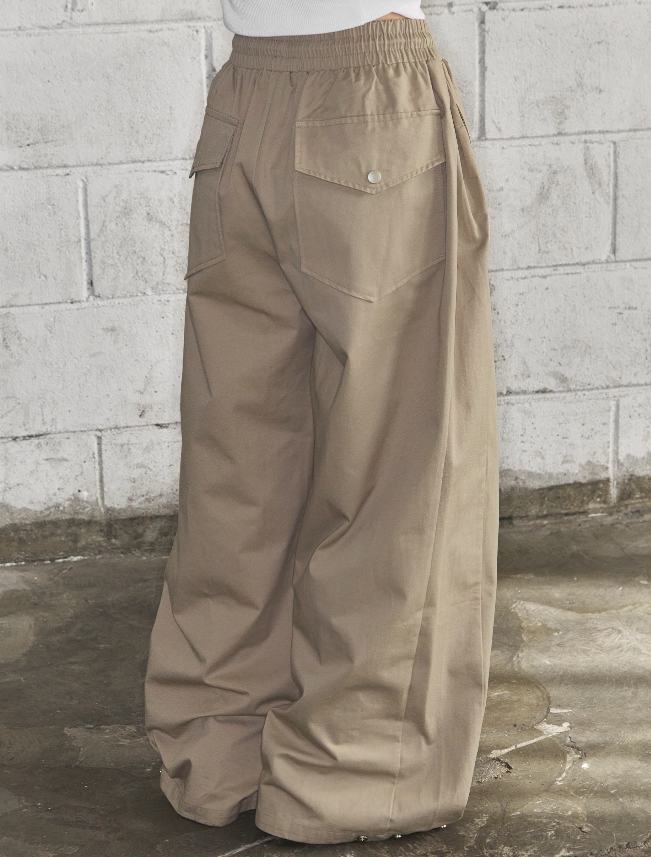 Уютные широкие брюки из хлопка с защипами и карманом сзади Beige