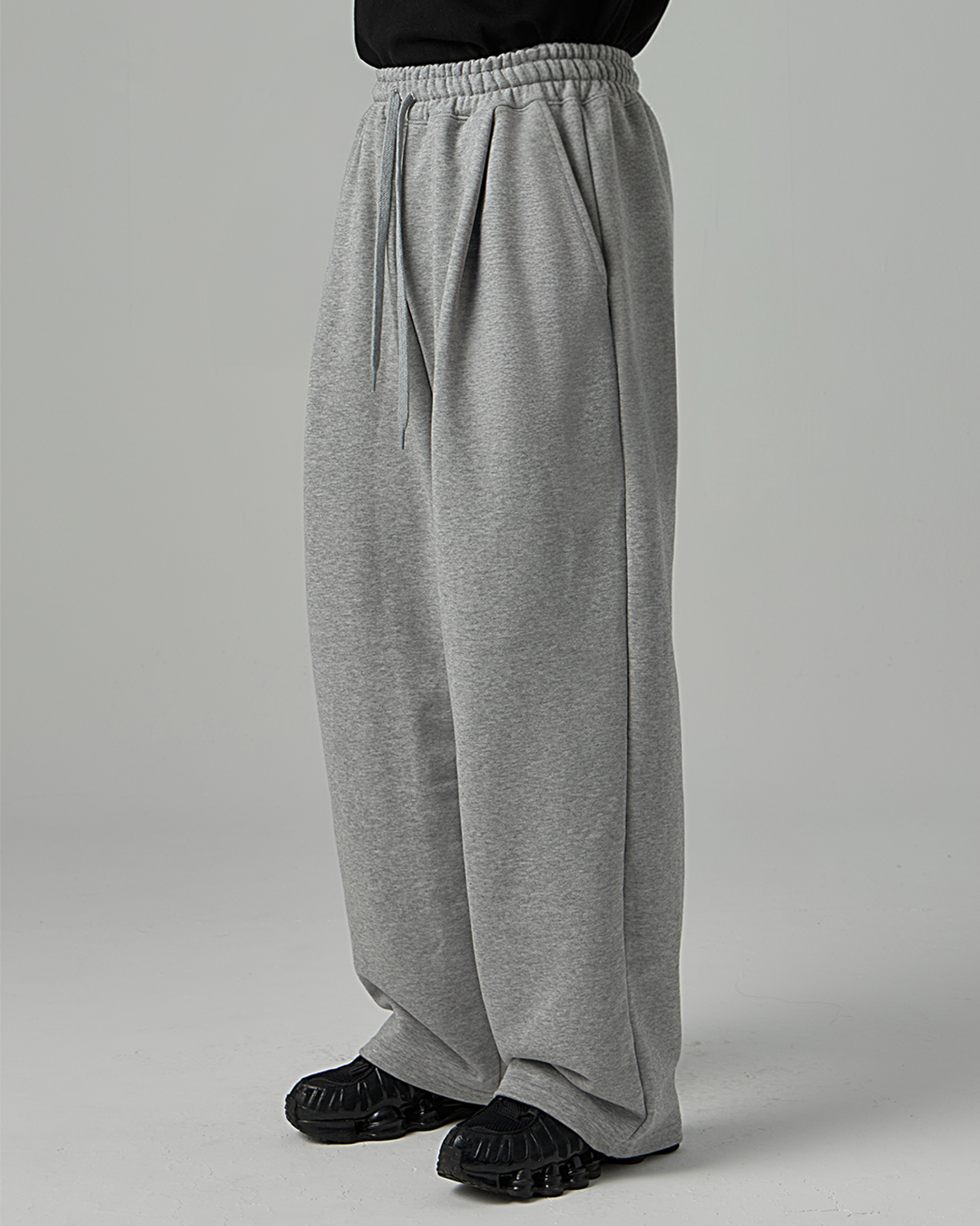 ESSENTIAL ONE-TUCK WIDE SWEATPANTS