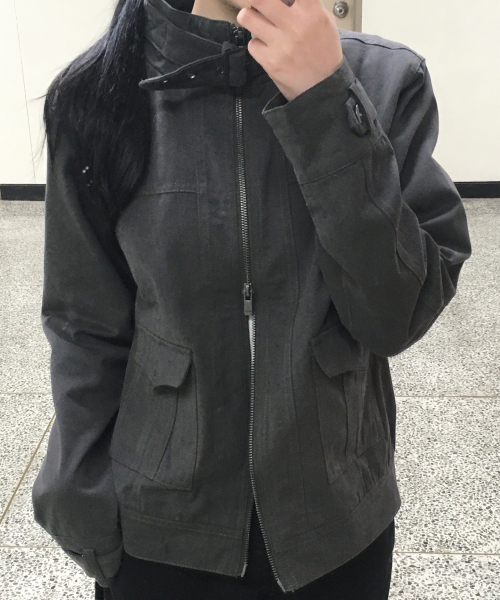 아일렛 벨티드 포인트 하이넥 멀티 포켓 베이직 블루종 코튼 자켓 [카키]