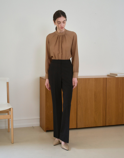 SEMI BOOT CUT SLACKS BLACK Полурасклешенные слаксы Black