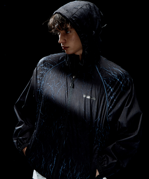 CREASE TWO-TONE WINDBREAKER (L41UJJ031BLK)
