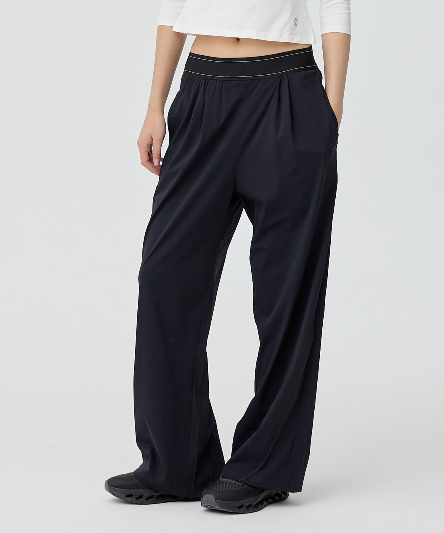 Curved Line Cooling Wide Trousers (Black)