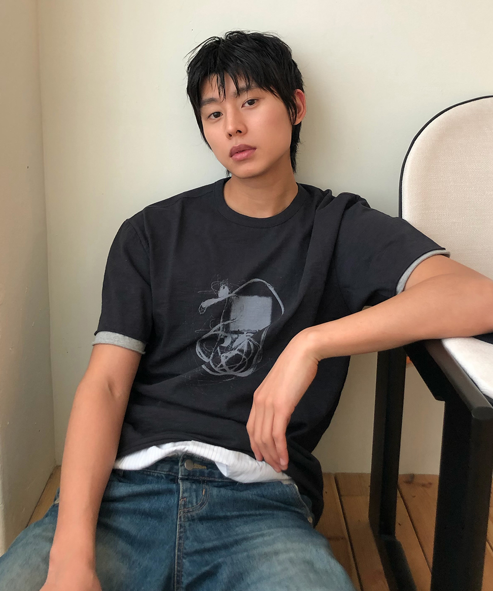 MP3 GRAPHIC LAYERED HALF T CHARCOAL