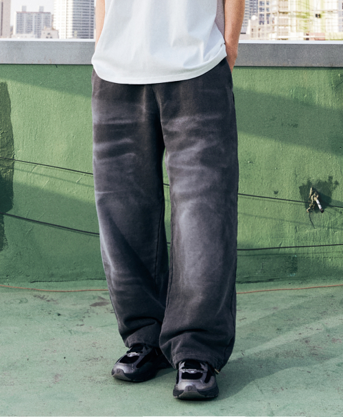 BLUEING PIGMENT GLOW WIDE SWEATPANTS[CHARCOAL]