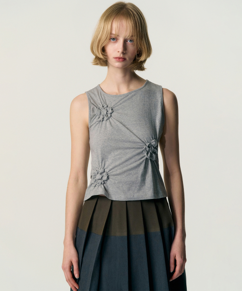 Floral Motif Smocked T-shirt_GREY