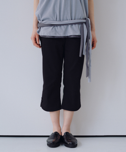 SLIM TWO-BUTTON CAPRI PANTS, BLACK