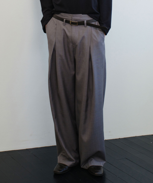 LEATHER BELTED BOX PLEATED SLACKS (GRAY)
