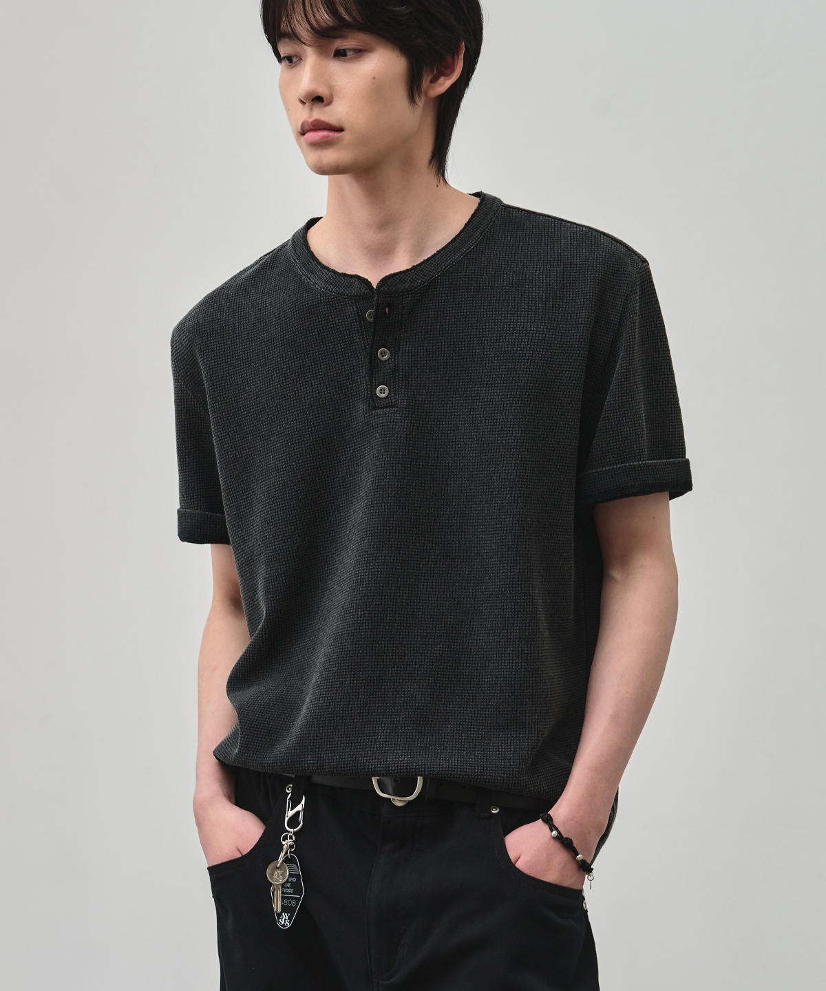 RAW WASHED WAFFLE HENLEY NECK CROP HALF T-рубашка [CHARCOAL]