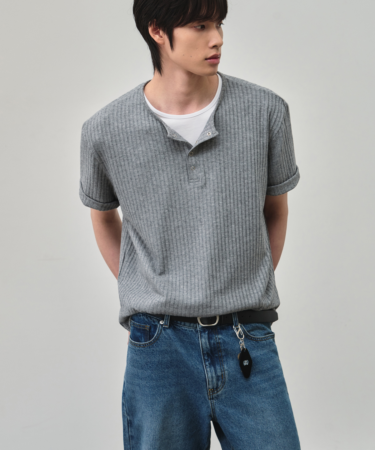 RIBBED SNAP HENLEY NECK CROP HALF T-рубашка [чёрный]