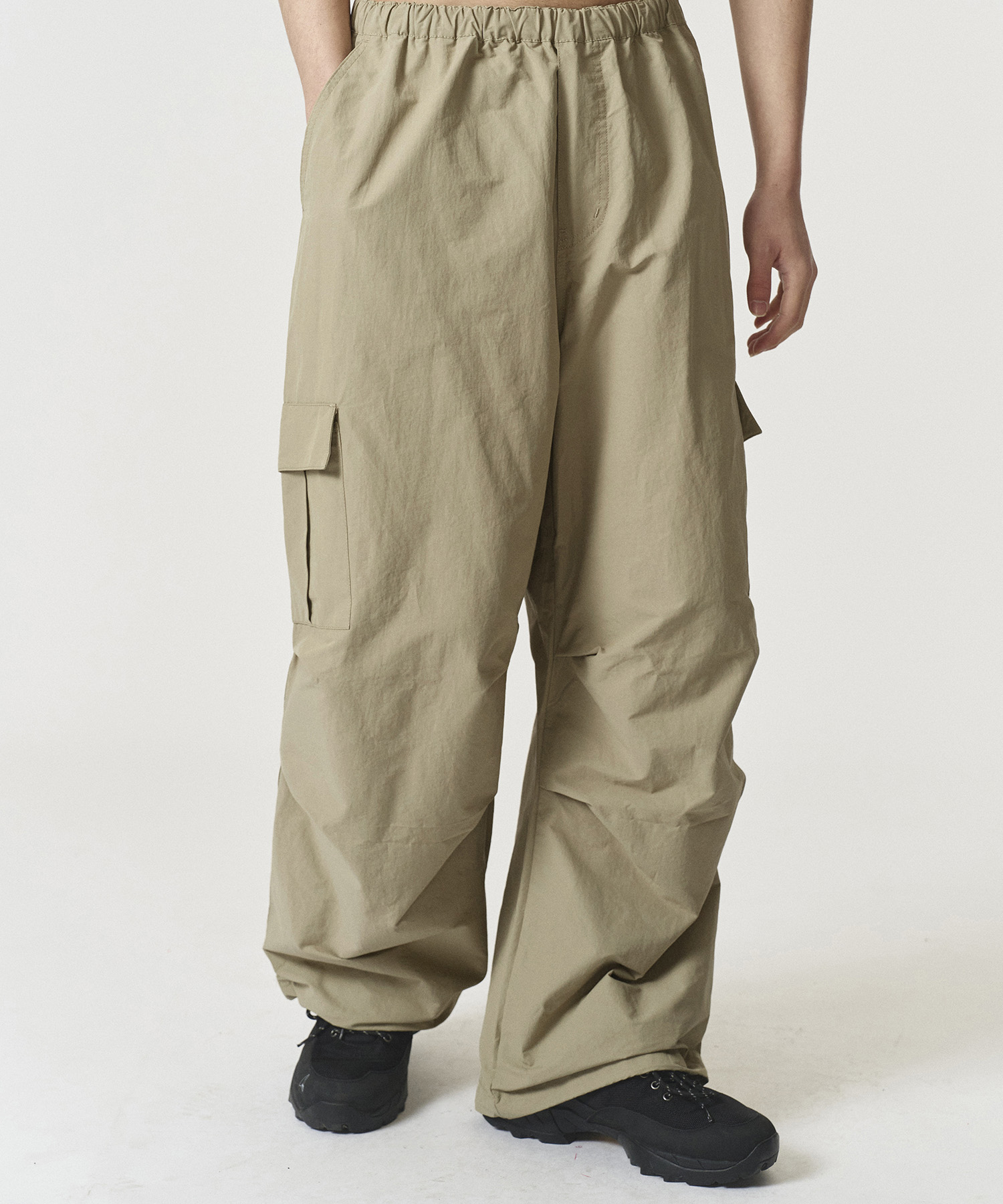 NYLON PARACHUTE CARGO PANTS (BEIGE)
