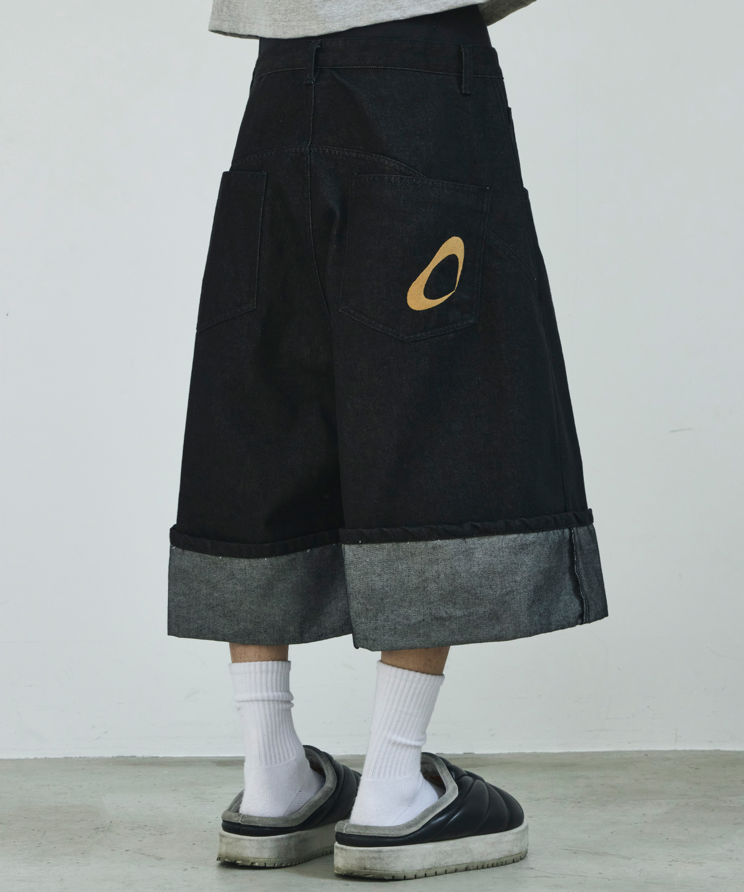 [Ryu Jeonran x Skelliwag] Roll-Up Non-Fade Bermuda джинсовые шорты [Black]