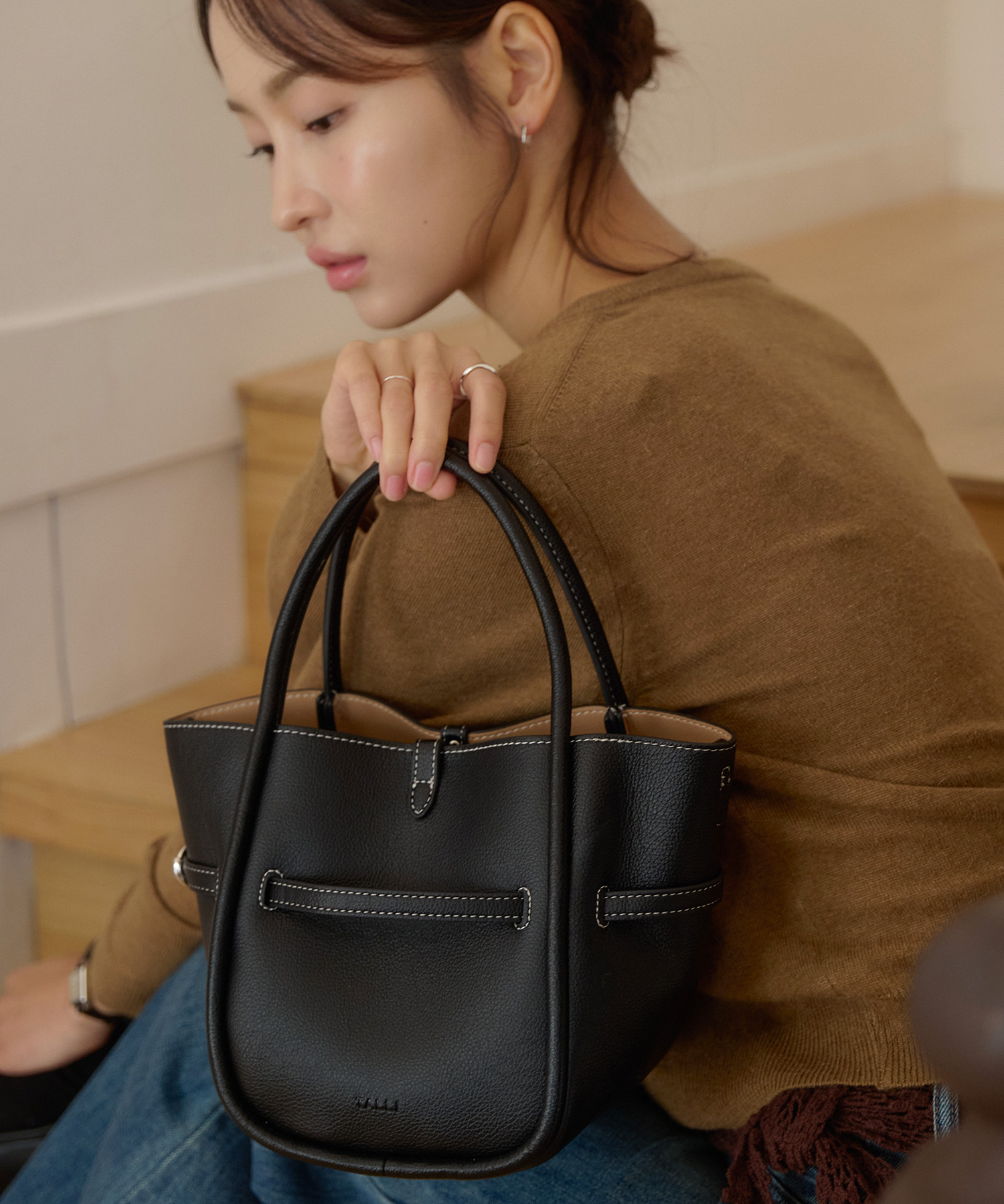Lower wedge belt tote bag_Black