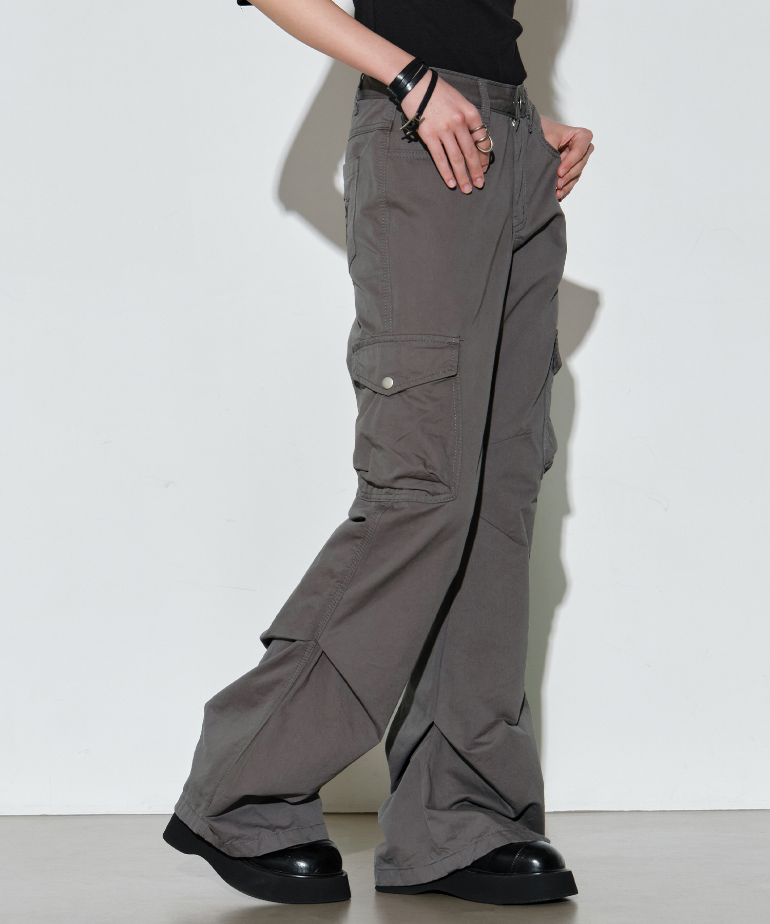 Flowing Pleats Pigment Bootcut Pants [Gray]