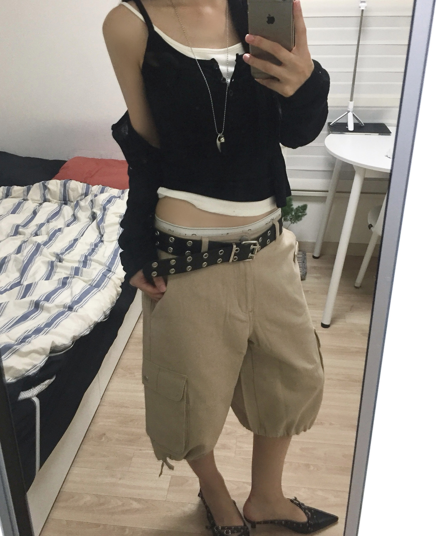 Stud Cotton Cargo Bermuda Pants [BEIGE]