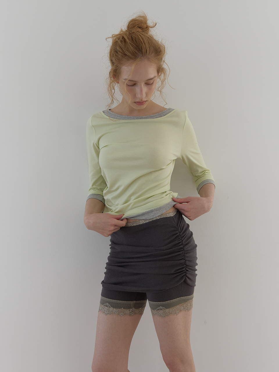LACE SHIRRING LAYER SHORTS (CHARCOAL)