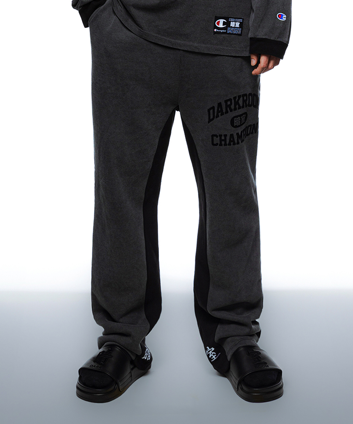 Champion x Darkroom Studio Heavyweight спортивные брюки Charcoal
