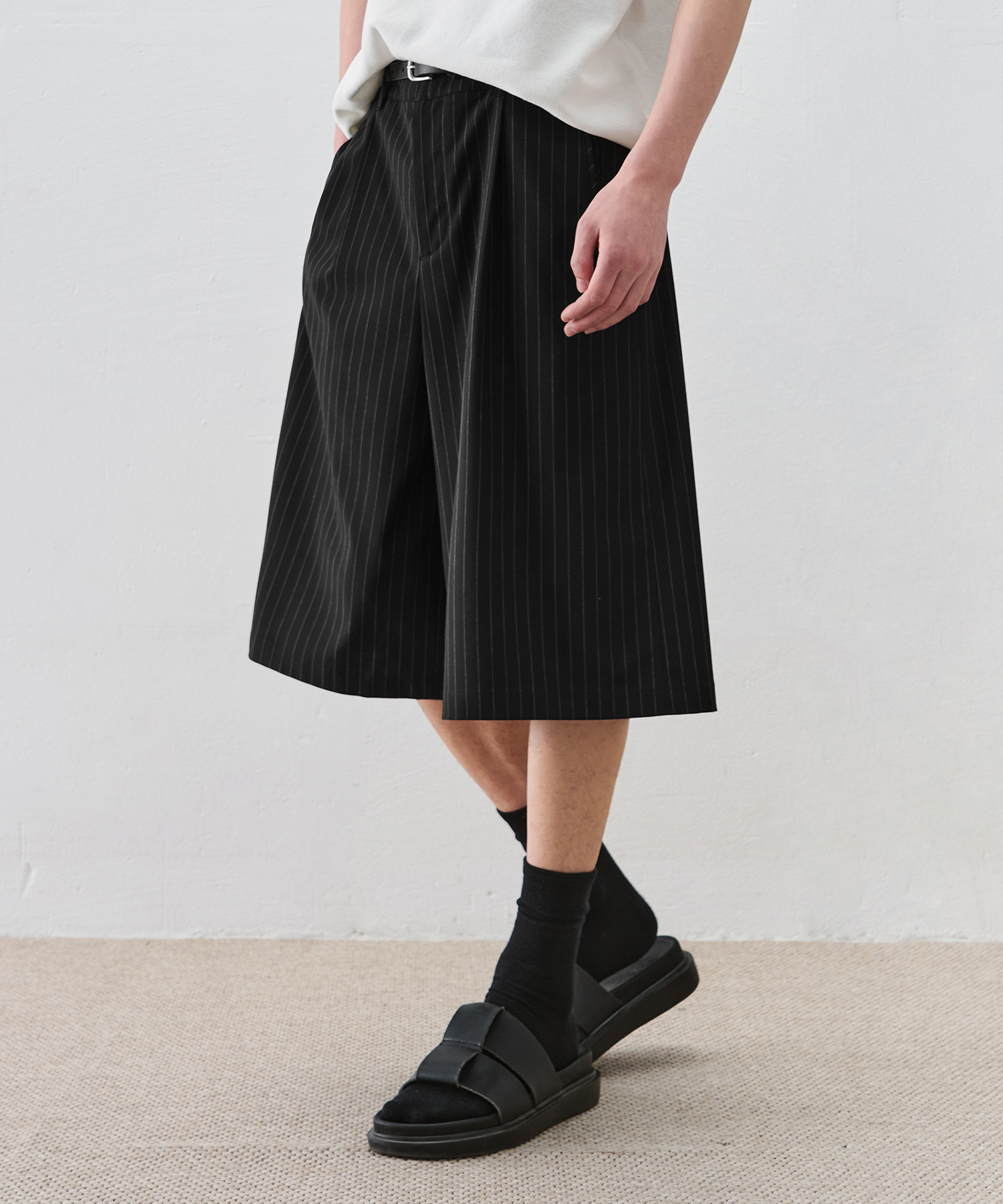 PIN STRIPE LONG BERMUDA SLACKS [BLACK]