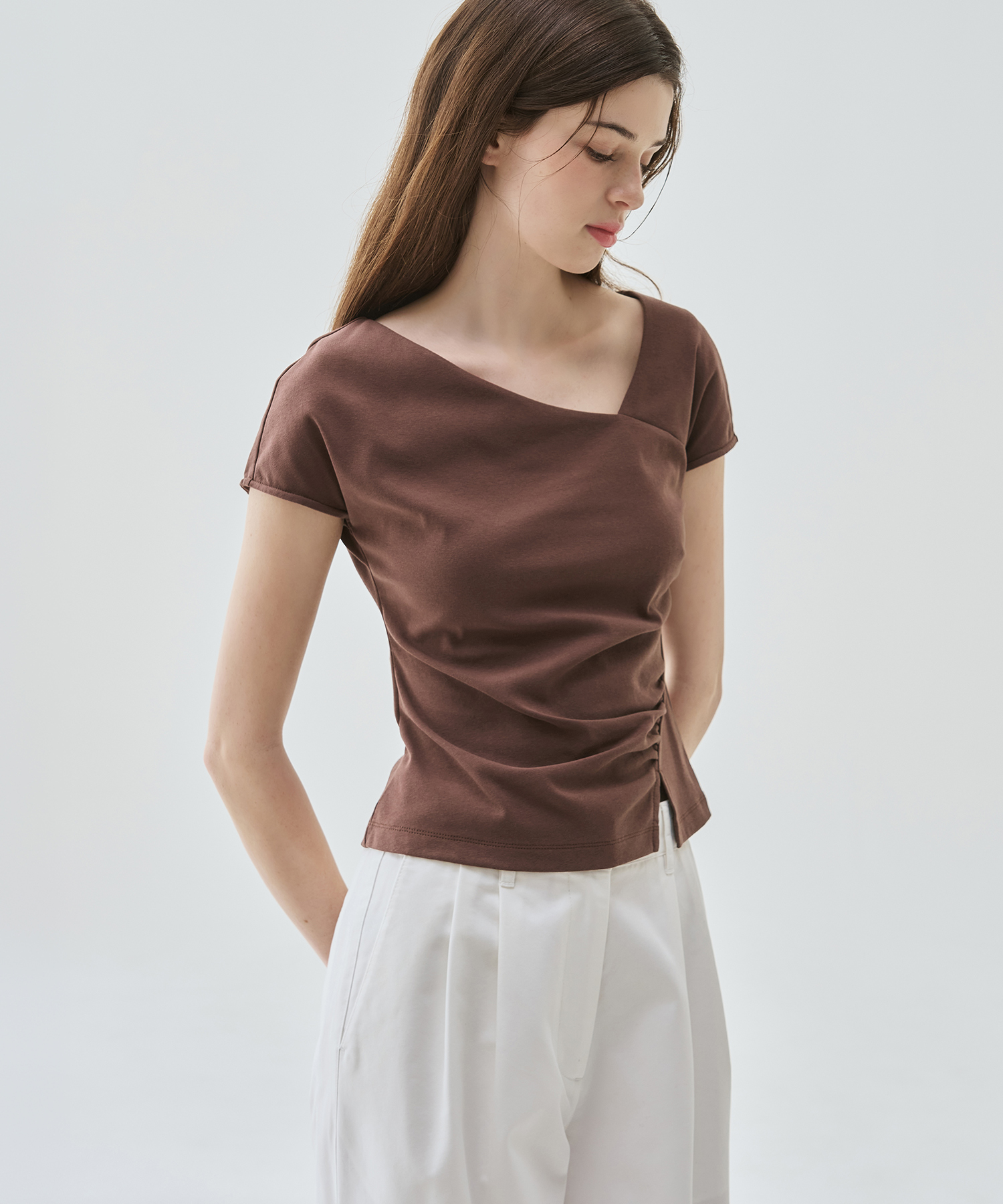 CURVE SHIRRING TUCK T-рубашка [BROWN]