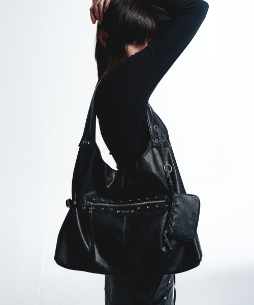 STUD DETAIL POINT POCKET BAG IN BLACK