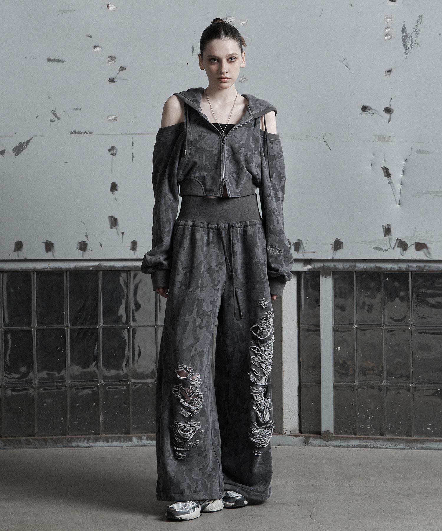 [W] ZNUZ CUT OUT OFF-SHOULER SET-UP CAMO HOODIE - ASH серый