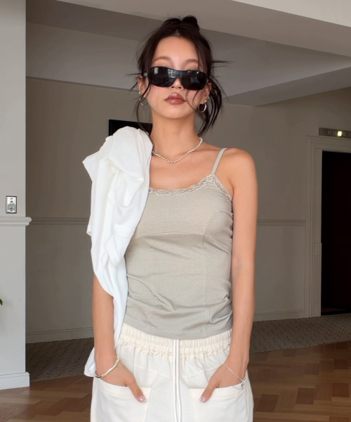 LACE CURVE CAMI TOP IN BEIGE