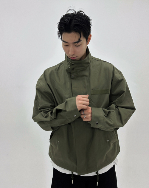 Минималистичный короткий парка с высоким горлом — Khaki