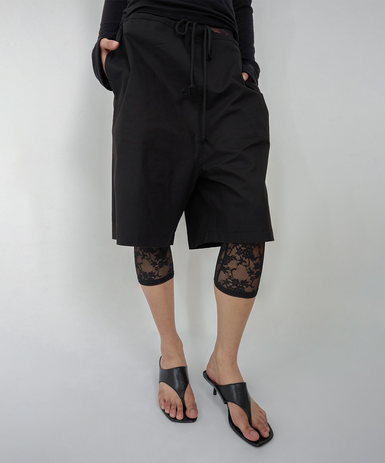 LACE LAYERED BERMUDA PANTS BLACK