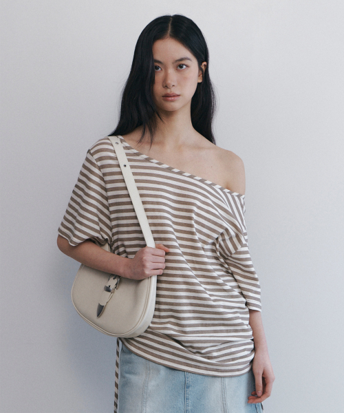 C SIDE SHIRRING OFF-SHOULDER T-SHIRT_BEIGE