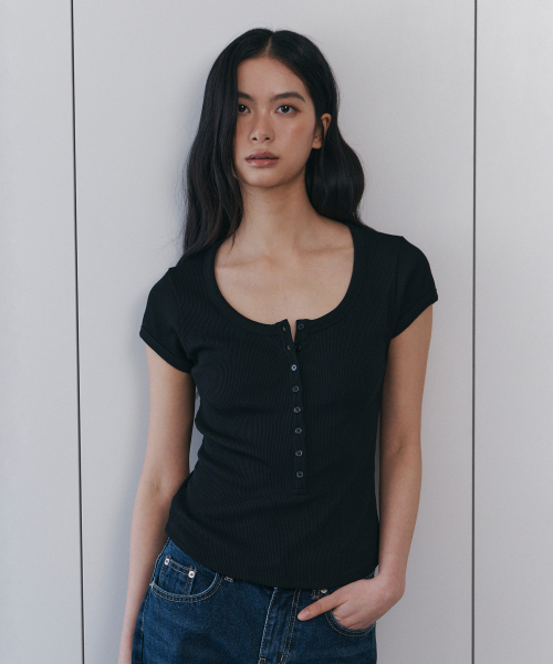 C SCOOP NECK BUTTON FRONT T-SHIRT_BLACK