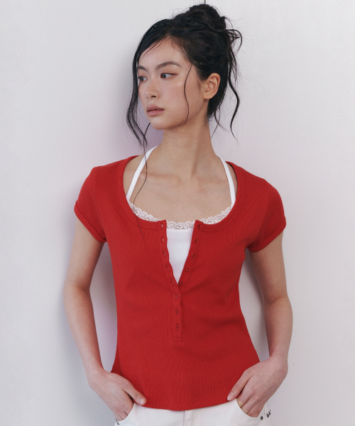 C SCOOP NECK BUTTON FRONT T-SHIRT_RED