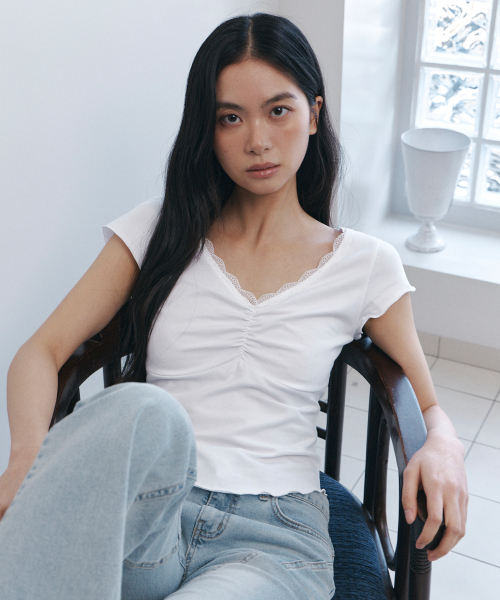 C V-NECK LACE SHIRRING TOP_WHITE